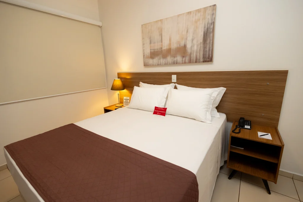 Quarto Duplo Casal do Ville Hotel Gramadão em Votuporanga com decoração aconchegante, ideal para casais ou amigos.
