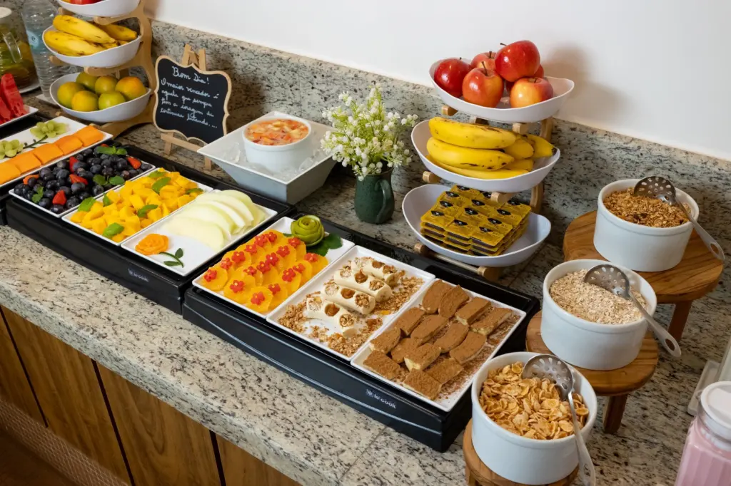 Buffet de frutas, cereais e iogurtes frescos