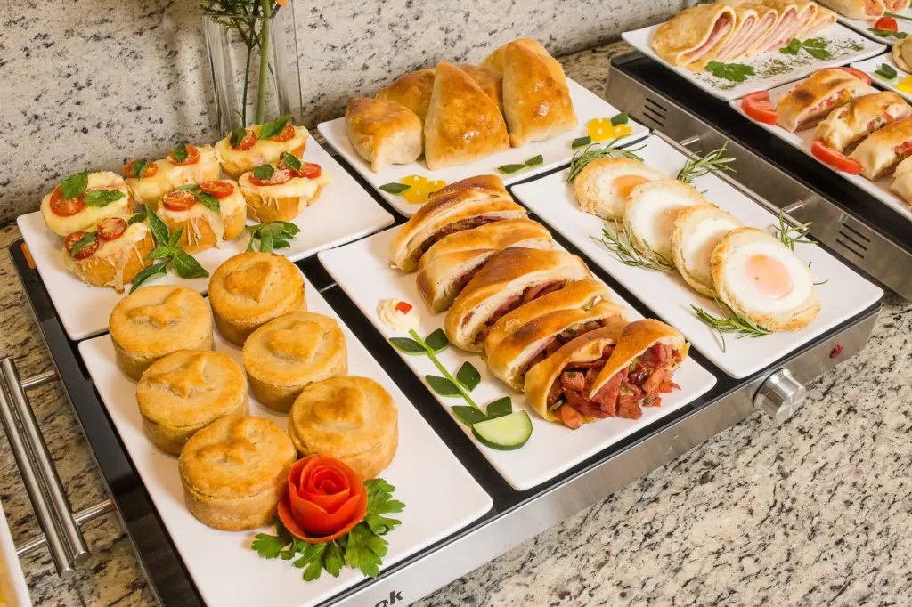 Pães recheados, ovos e tortas no buffet de café da manhã